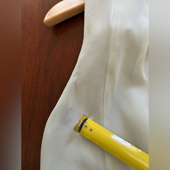 $275 retail VINCE SLEEVELESS DRAPE NECK BLOUSE 100% silk pastel green XS vneck - Picture 8 of 9